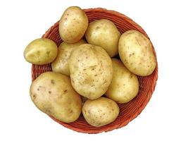 batatas em uma tigela de vime isolada em um fundo branco foto