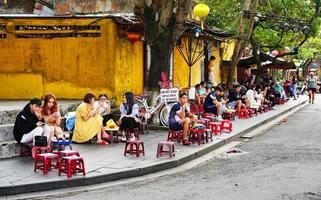 Hoi um, Vietnã, 2023 - locais e turistas apreciar vietnamita rua Comida dentro Hoi um, Vietnã foto