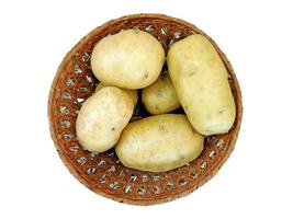 batatas em uma tigela de vime isolada em um fundo branco foto
