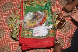 indiano nupcial conjunto jóias e roupas conjunto tradicional vestir dahej foto