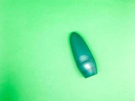 corpo antiperspirante desodorantes roll-on em verde fundo. foto