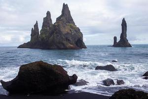 praia negra em vik, islândia foto