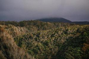 tempestade chegando sobre as montanhas da costa central da califórnia foto