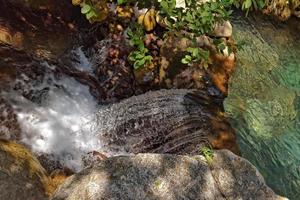 uma natural selvagem panorama dentro a turco montanhas com a interessante cascata e a sapadere desfiladeiro foto