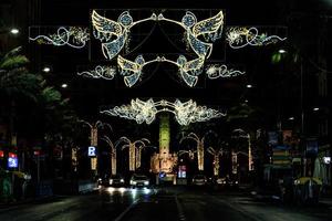 Natal iluminações dentro alicante Espanha dentro a ruas às noite foto