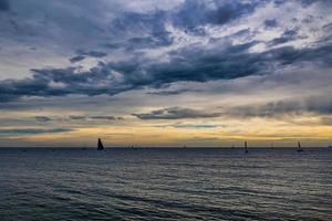 beira-mar panorama com nuvens e barco a vela em a horizonte alicante Espanha foto