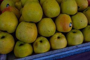 maduro outono espanhol saudável maçãs em uma mercado ficar de pé foto