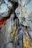 interessante original caverna dentro a turco montanhas com estalactites e estalagmites criando a fundo foto