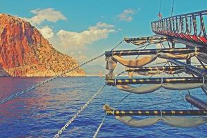 Mediterrâneo panorama e pedras dentro a turco cidade do alanya em uma caloroso verão tarde foto