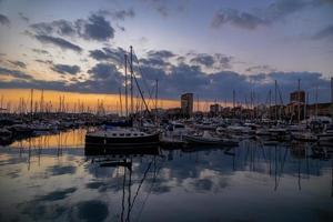 pôr do sol dentro a porta do alicante, Espanha com iates foto