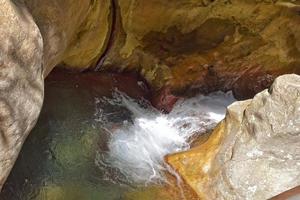 uma natural selvagem panorama dentro a turco montanhas com a interessante cascata e a sapadere desfiladeiro foto