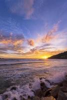 céu do pôr do sol em um mar tropical foto
