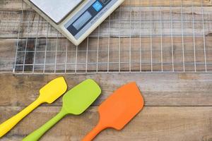 cozinhando utensílios de padaria ferramentas em uma superfície de madeira foto