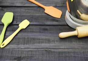 Panificação e utensílios de cozinha com cronômetro de cozinha em uma mesa de madeira foto