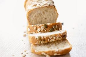 pão de trigo integral branco em uma mesa de madeira foto