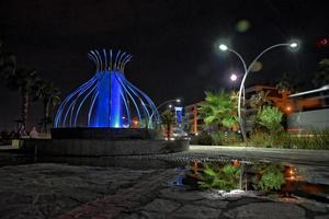 noite Visão do a turco cidade do alanya com luzes em a Colina foto