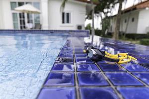 óculos de proteção na lateral de uma piscina foto