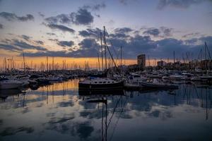 pôr do sol dentro a porta do alicante, Espanha com iates foto