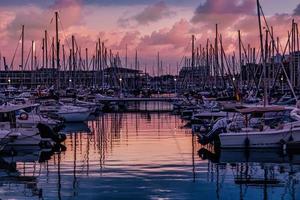 pôr do sol dentro a porta do alicante, Espanha com iates foto