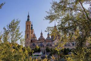 setembro outono Visão do a catedral e a rio dentro Zaragoza dentro Espanha em uma caloroso ensolarado dia foto