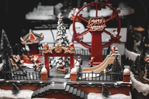 Natal decorações com comovente estatuetas em uma inverno fundo foto