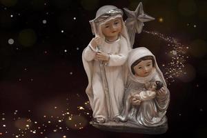 cerâmico estatuetas do a mãe do Deus Joseph e bebê Jesus para a natividade cena em uma Sombrio Castanho fundo foto