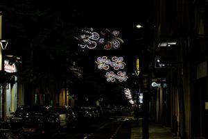 Natal iluminações dentro alicante Espanha dentro a ruas às noite foto