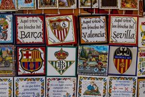 cerâmico azulejos recordações dentro uma fazer compras dentro a sul do Espanha dentro uma turista cidade, colorida arte trabalhos manuais fundo foto