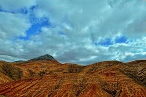 esvaziar misterioso montanhoso panorama a partir de a Centro do a canário ilha espanhol fuerteventura com uma nublado céu foto