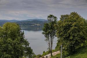 panorama do a lagoa às a barragem dentro dobczyce dentro Polônia em uma caloroso verão nublado dia foto