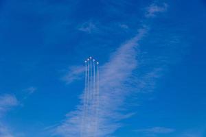 voar do cinco Cessna aviões sobre alicante fumaça espanhol bandeira contra a azul céu foto