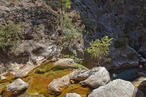 uma natural selvagem panorama dentro a turco montanhas com a interessante cascata e a sapadere desfiladeiro foto