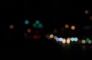 bokeh da cena noturna, luzes da rua em uma cidade foto