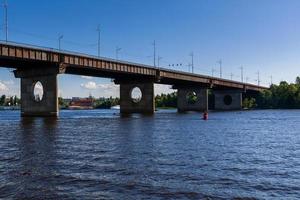 ponte em uma rio contra uma azul céu e nuvens foto