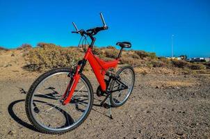 vermelho montanha bicicleta foto