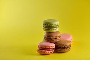 pilha de macaroons em um fundo amarelo foto