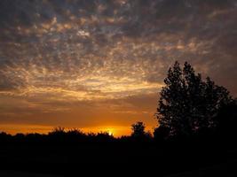 céu colorido ao pôr do sol foto