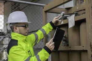 engenheiros trabalham no local para manter o hélio líquido, verificação do cronograma de manutenção preventiva, pessoas da tailândia foto