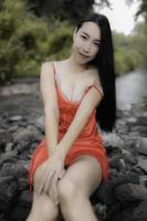 retrato do sexy ásia mulher às a cachoeira, sentimento fresco às a rio, tailandês fêmea relaxar às contador foto