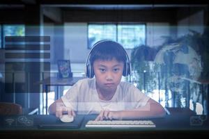 menino usando um computador foto