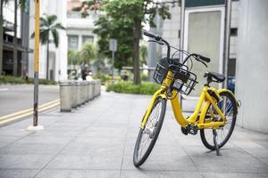 bicicleta amarela na calçada foto