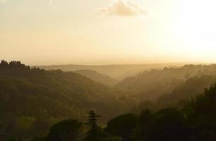 montanha da floresta durante o pôr do sol foto