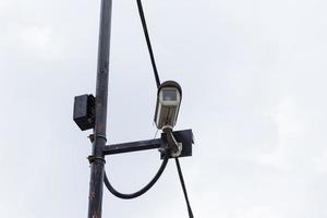 Sistema de câmeras cctv instalado em um cruzamento de rua foto