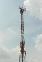 torre de telecomunicações em um fundo de céu nublado foto