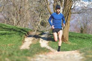 corredor de maratona em uma trilha foto