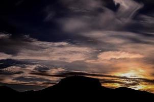 céu colorido ao pôr do sol foto