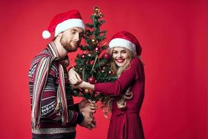 jovem casal Natal árvore brinquedos decoração feriado foto