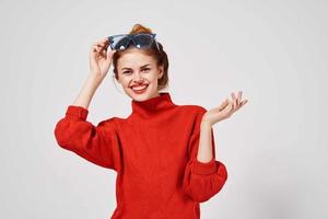 retrato do uma mulher dentro uma vermelho suéter estilo de vida isolado fundo foto