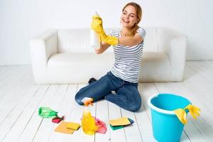 mulher limpeza quarto limpeza higiene e interior detergente serviço foto