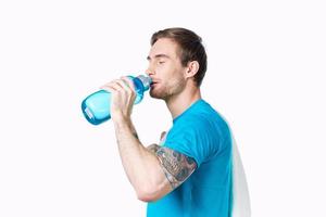 esporte homem dentro azul camiseta água garrafa sede cortada Visão foto